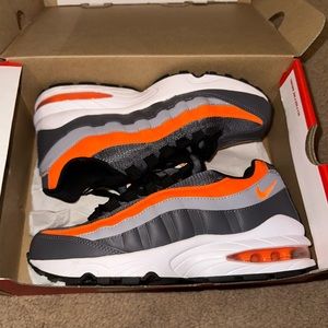 Nike Air Max ‘95. Size 5.5 in Grade School (Big Kids). Can fit. 7.5 in Women’s.